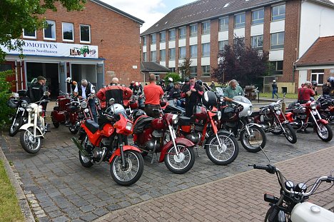 Bild: Reisende in Sachen JAWA