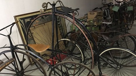 Bild: alte R&auml;der vor der Ausstellung