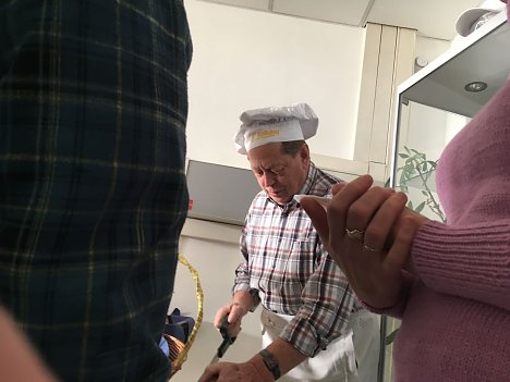 Bild: der B&auml;cker bei der Arbeit