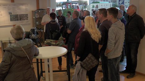 Bild: Rolf Elsmann und seine Besuchergruppe 