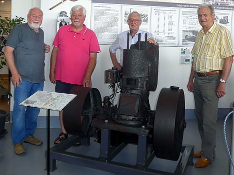 Bild: &Uuml;bergabe v.l.  W.Geiger, W.-G. Mund, U.K&uuml;rbis, K. Bierwisch