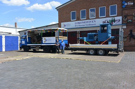 Bild: Dar Festwagen mit seinen Erbauern
