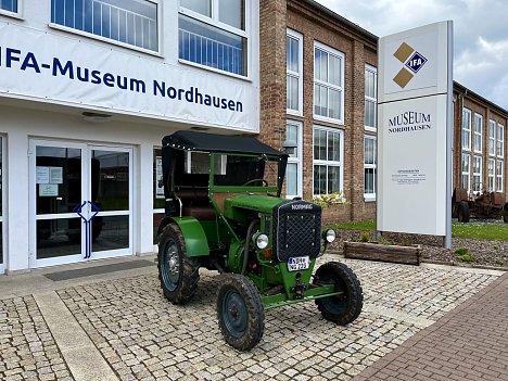 Bild: NG 22 vor dem Museum