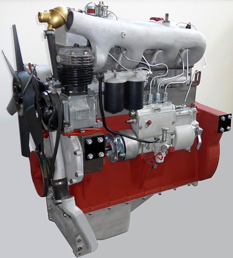 Bild: Bild 16: 125 PS Motor 4VD 14,5/12-1, noch mit &Ouml;lk&uuml;hler vor der &Ouml;lwanne