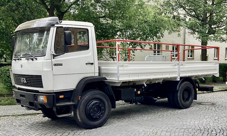 Prototyp LKW 1318 mit Motor aus Nordhausen 6 VD 13,3/12 ASRF 180/200 PS und Mercedes Fahrerhaus, Getriebe aus Brandenburger Getriebewerk, Chassis auf der Basis L60 und Montage im Automobilwerk Ludwigsfelde 2 Prototypen hergestellt (Foto: FIL Ludwigsfelde )