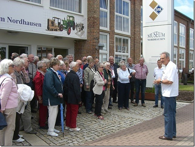 Besuchergruppe vor dem Museum (Foto: IFA-Museum Nordhausen am Harz e.V.)